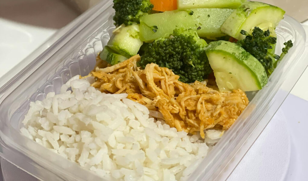 Kiedy catering pudełkowy sprawdzi się lepiej niż gotowanie – porównanie kosztów i czasu
