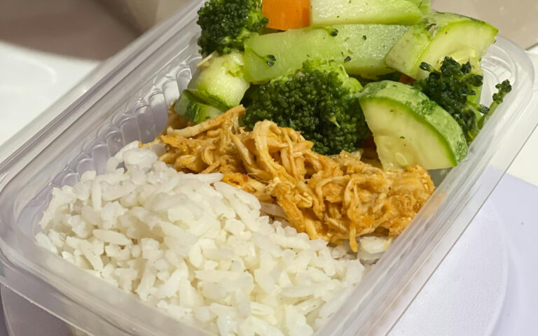 Kiedy catering pudełkowy sprawdzi się lepiej niż gotowanie – porównanie kosztów i czasu