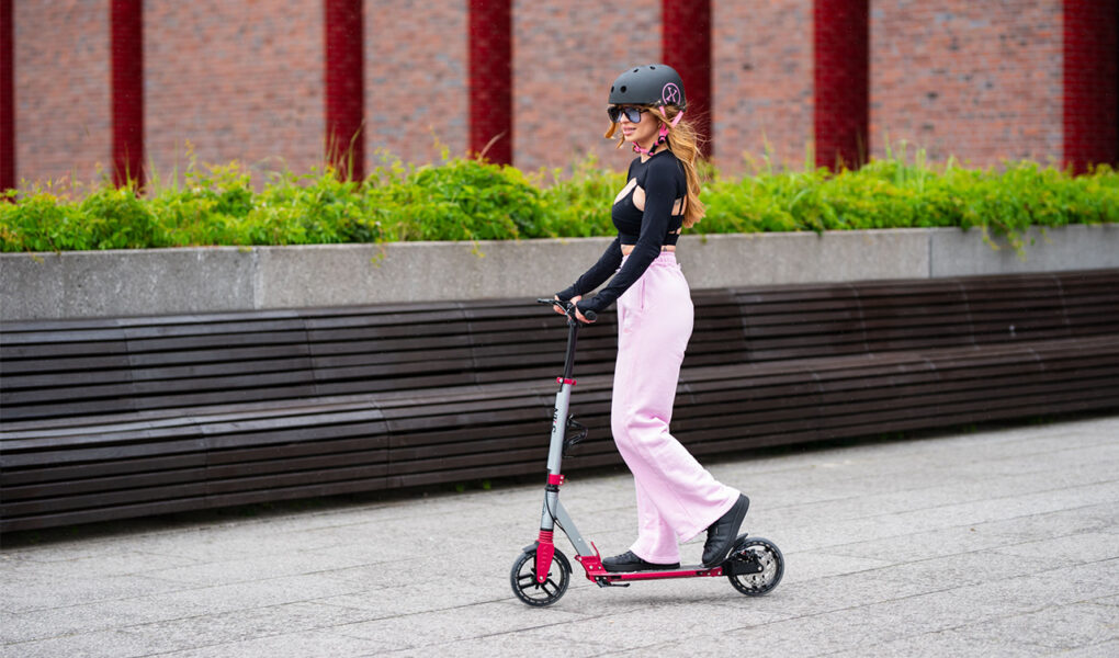 Pogo stick, łyżworolki dla dzieci i hulajnogi dla dziewczynki – sprzęt, który zamienia zwykły spacer w aktywną przygodę
