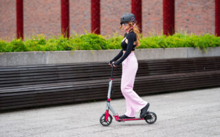 Pogo stick, łyżworolki dla dzieci i hulajnogi dla dziewczynki – sprzęt, który zamienia zwykły spacer w aktywną przygodę