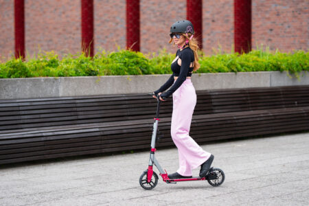Pogo stick, łyżworolki dla dzieci i hulajnogi dla dziewczynki – sprzęt, który zamienia zwykły spacer w aktywną przygodę
